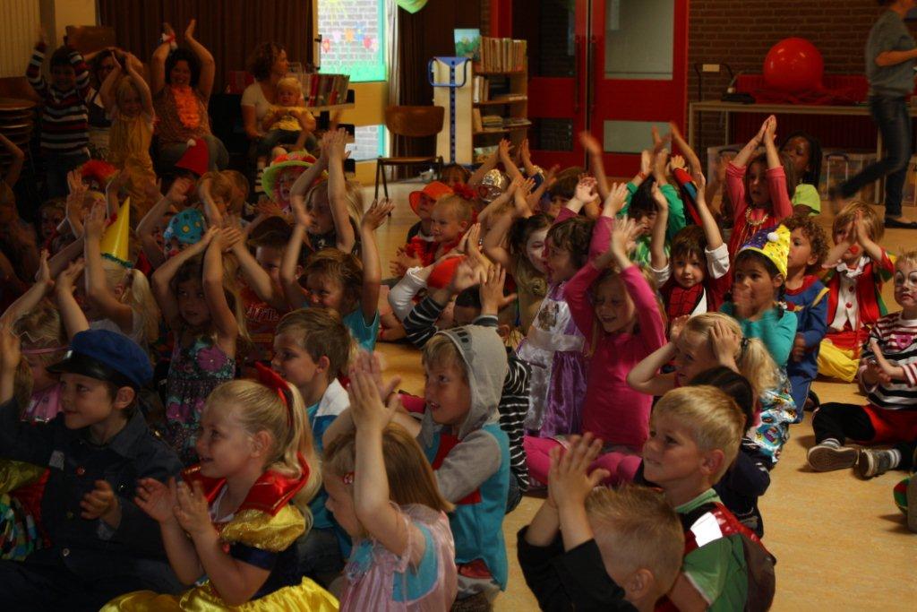 Het publiek van Clown kiko - 100 kleuters tijdens de voorstelling van clown kiko in Nijmegen